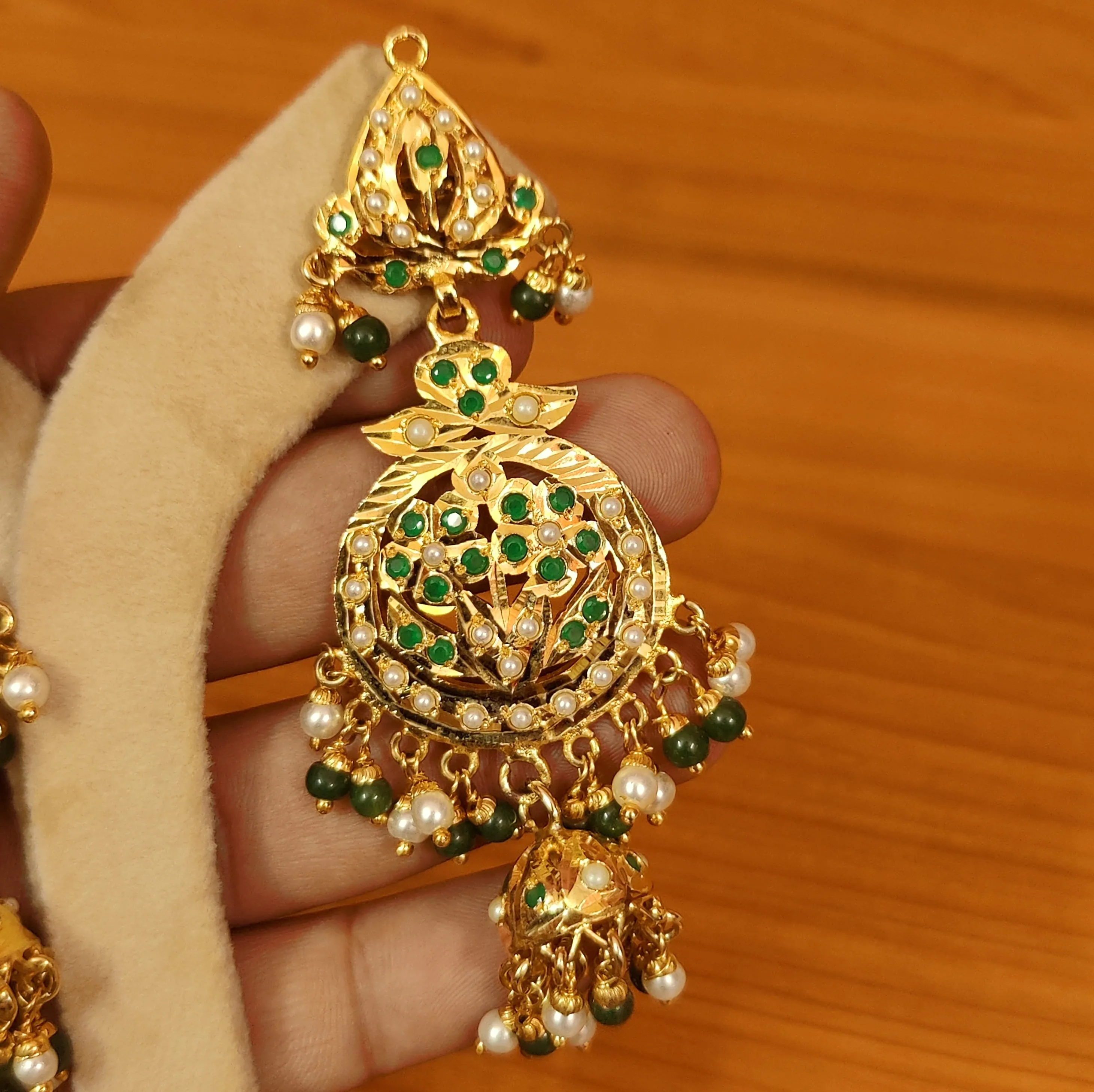GOLD LOOK EMAERALD & PEARL JADAU EARRINGS