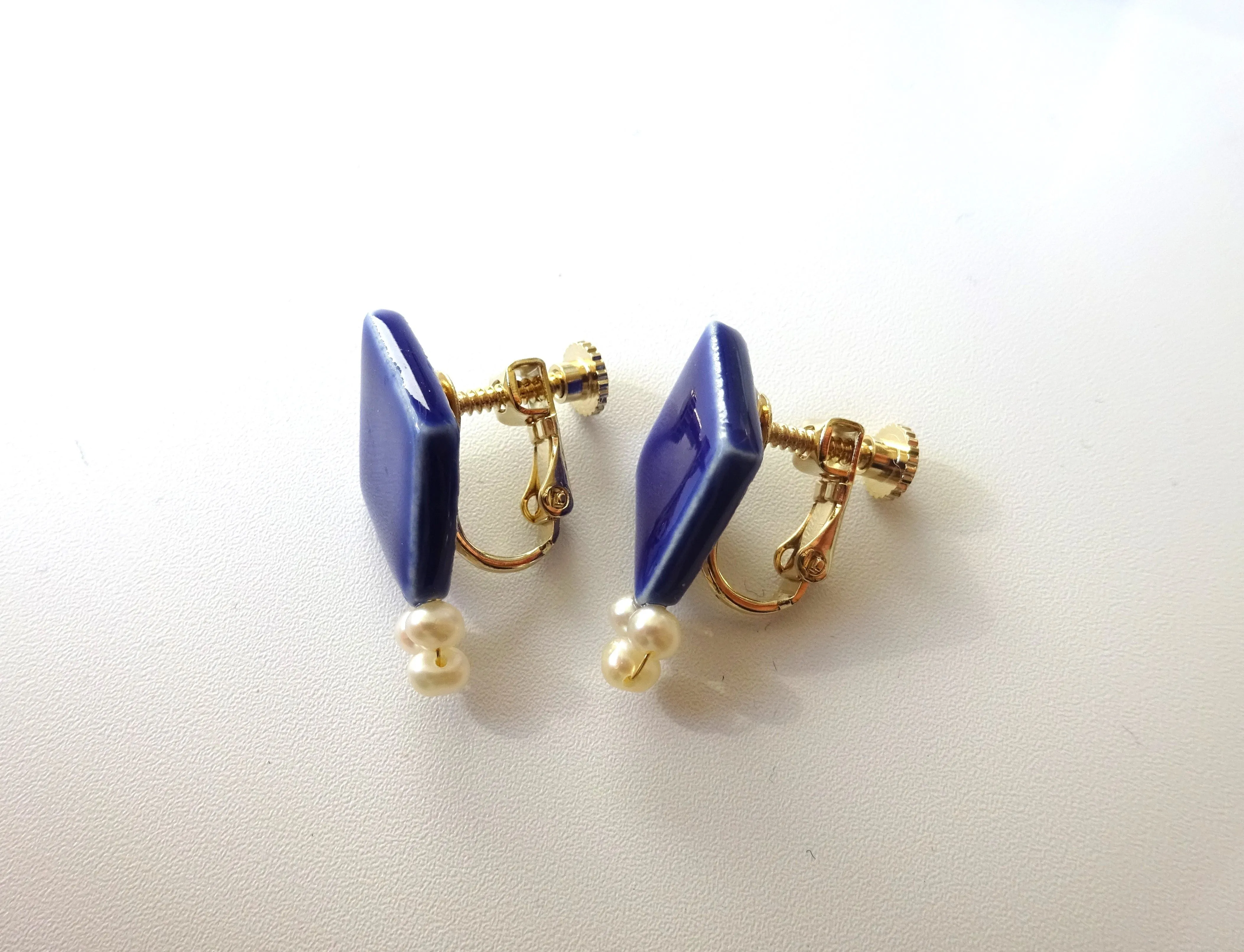 Hishigata Freshwater Pearl Pierced Earrings / Clip-on earrings Blue
