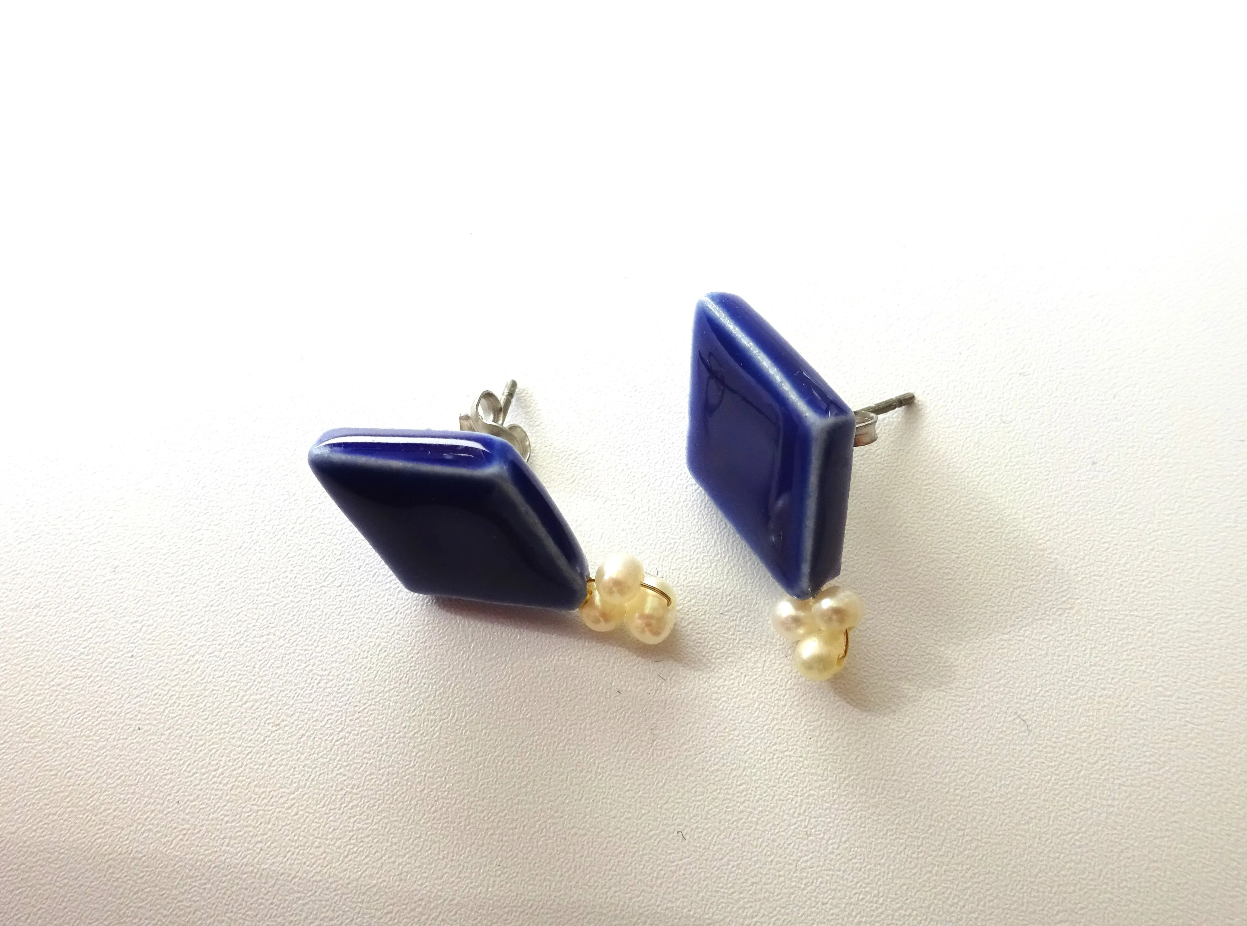 Hishigata Freshwater Pearl Pierced Earrings / Clip-on earrings Blue