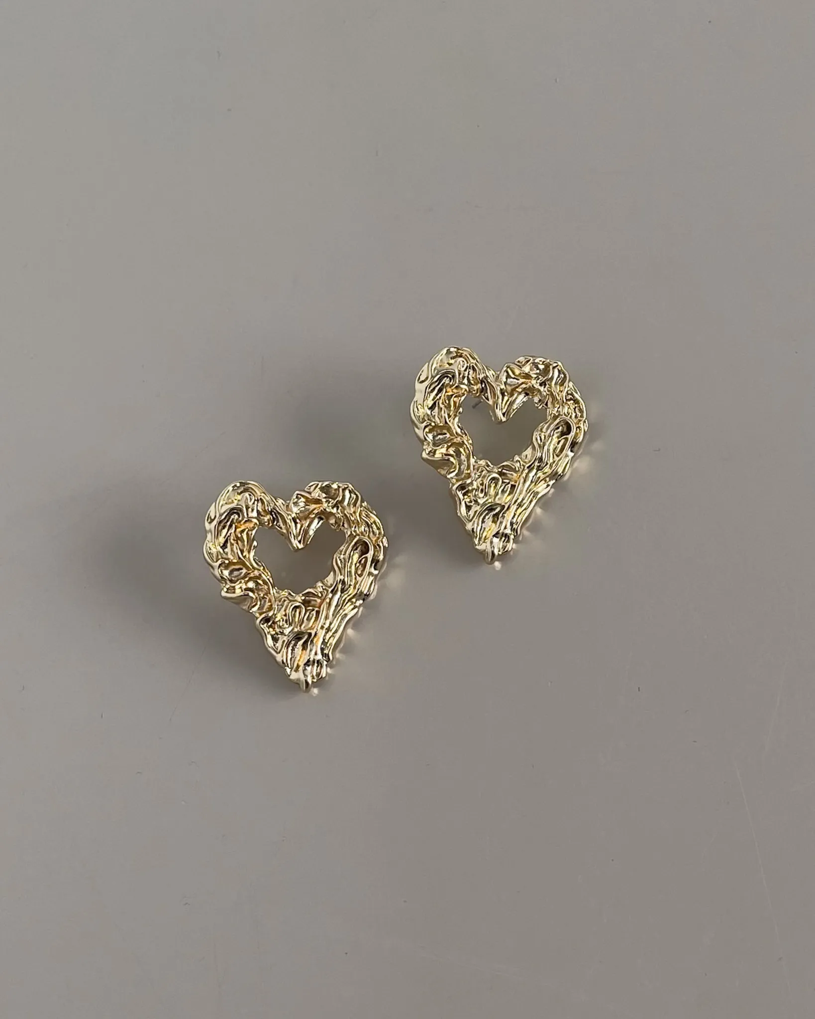 SCULPTED HEART STUD EARRINGS 18K GOLD PVD