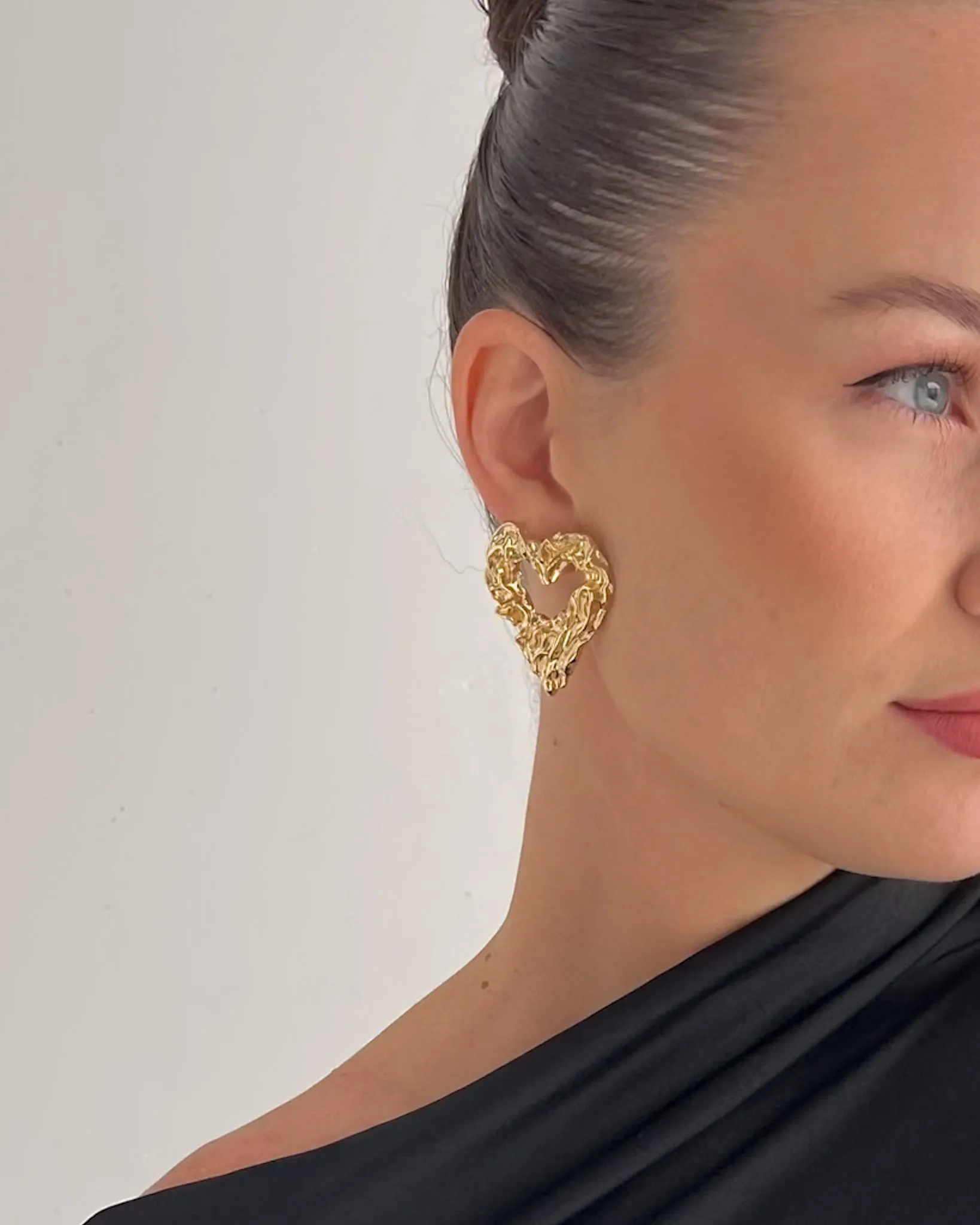 SCULPTED HEART STUD EARRINGS 18K GOLD PVD